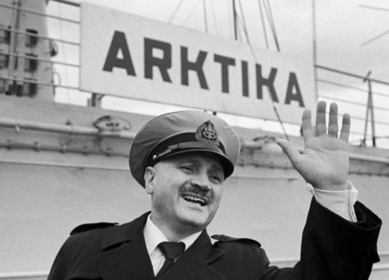 Мемориальную доску капитану ледокола “Арктика” Юрию Кучиеву установили в Петербурге